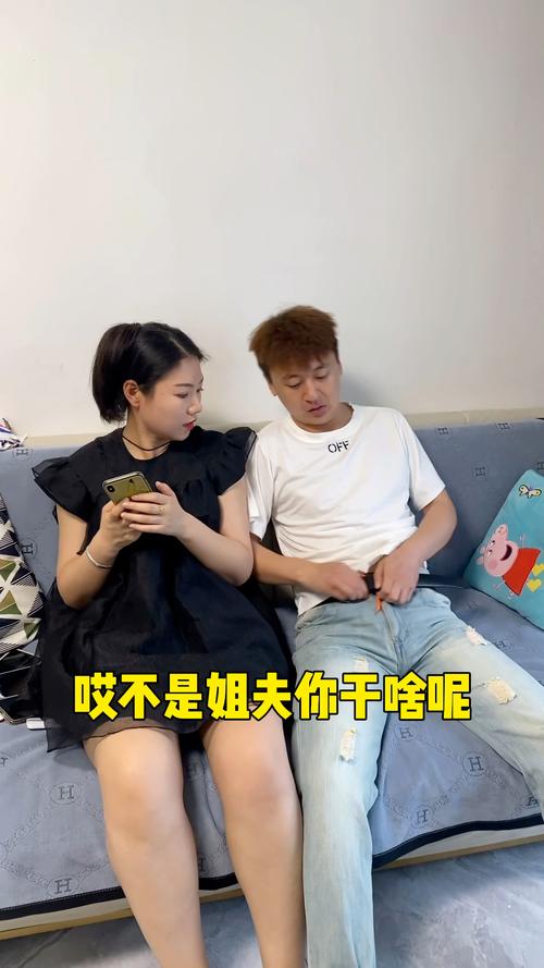 经常和二姐夫一起玩游戏,最近关系变得暧昧了,纠结,很怕被老公知道了,不...