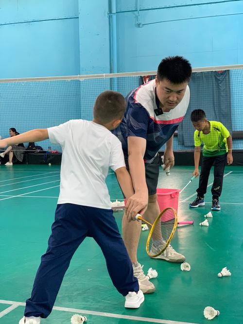 有哪些少儿羽毛球训练的趣味游戏(现实中)可以提高小朋友的学习兴趣